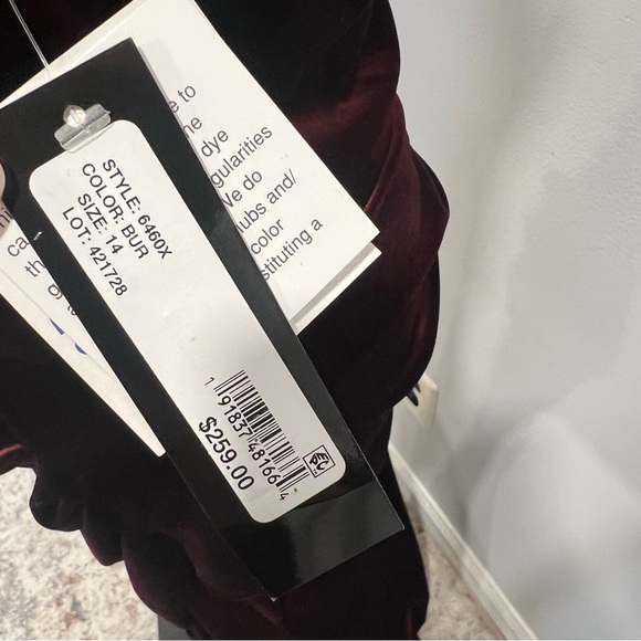 Xscape Burgundy Red Velvet Ruffled One Shoulder Maxi Formal Evening Gown Reemoly - Picture 15 of 16